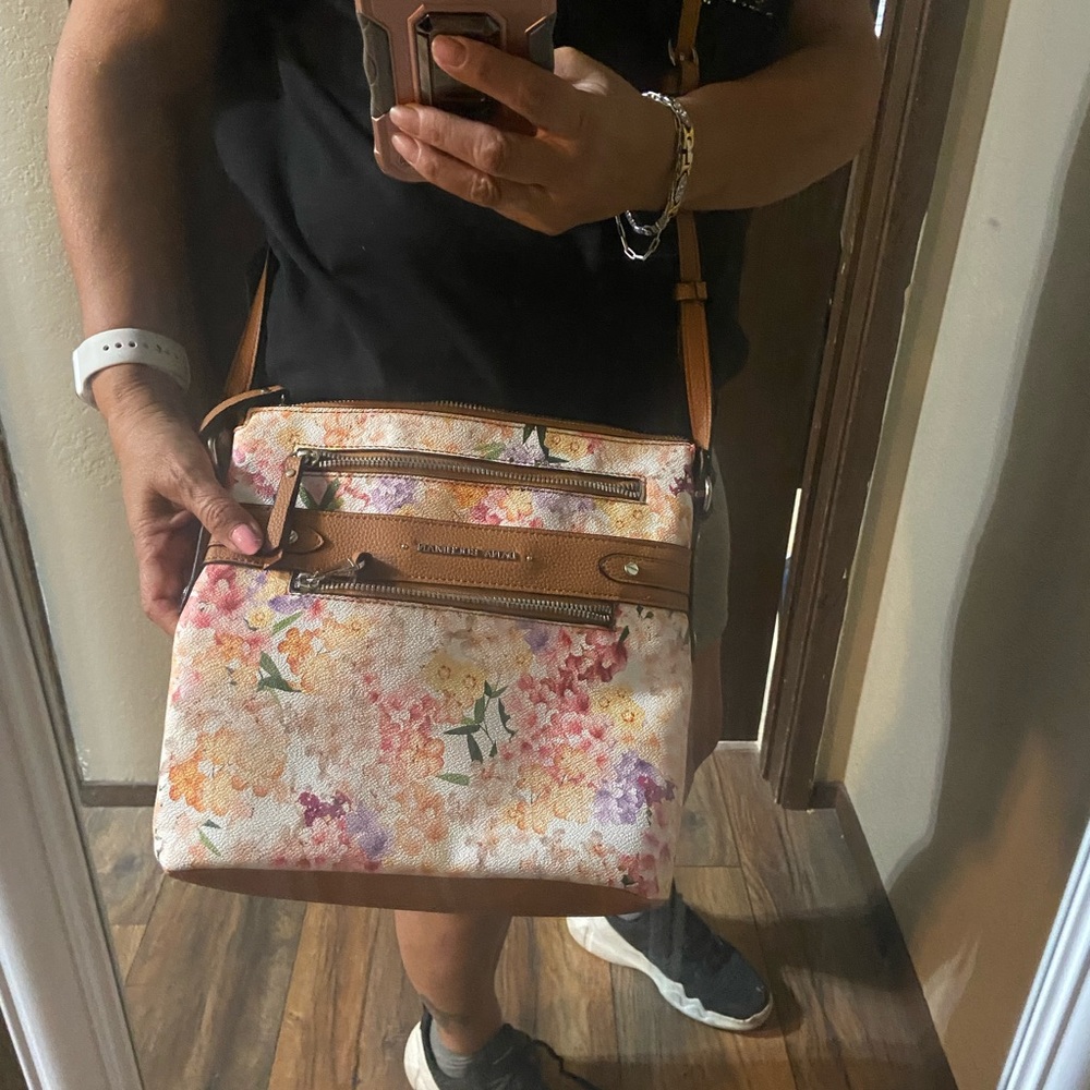 Nice Dana Buchman crossbody